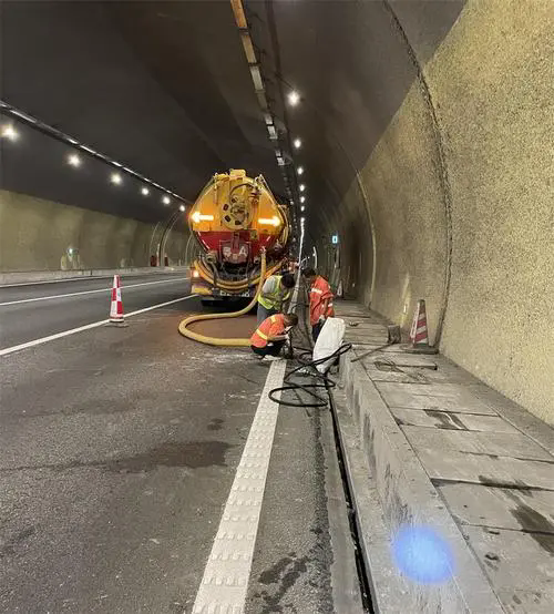 丘北隧道排水渠清淤